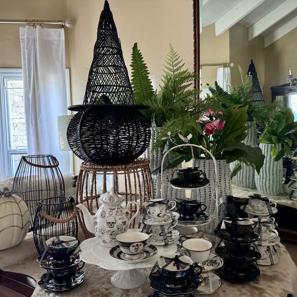 NIP! Set 2 Raven Halloween Gothic TeaCups - Picture 7 of 9